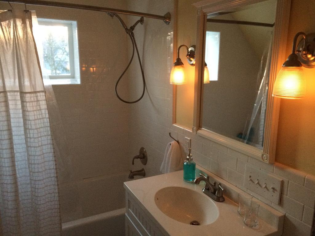 Aberdeen Stone Cottage B&B Traverse City Quarto foto
